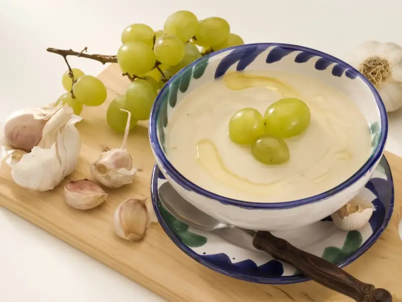 Ajoblanco en cuenco con uvas verdes, ajos y aceite de oliva.